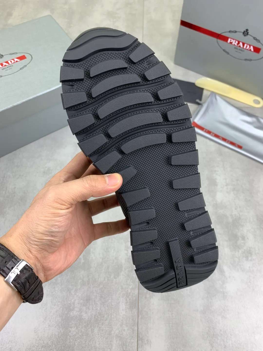 Men's Men's Shoes 💰P600 💰【New Style】 The latest model of high-quality PRADA classic men's shoes has been launched on the official website at 1:1, synchronized in Hong Kong, and on the same catwalk; all made of calfskin➕imported cowhide lining, 🍡🍡original rubber outsole, non-slip and wear-resistant; comfortable on the feet, attractive style, fine workmanship, and simple and neat shoe lasts, showing the courage and toughness of men, 👍Size: 39-44 (45 can be customized) black White color🉑️choose